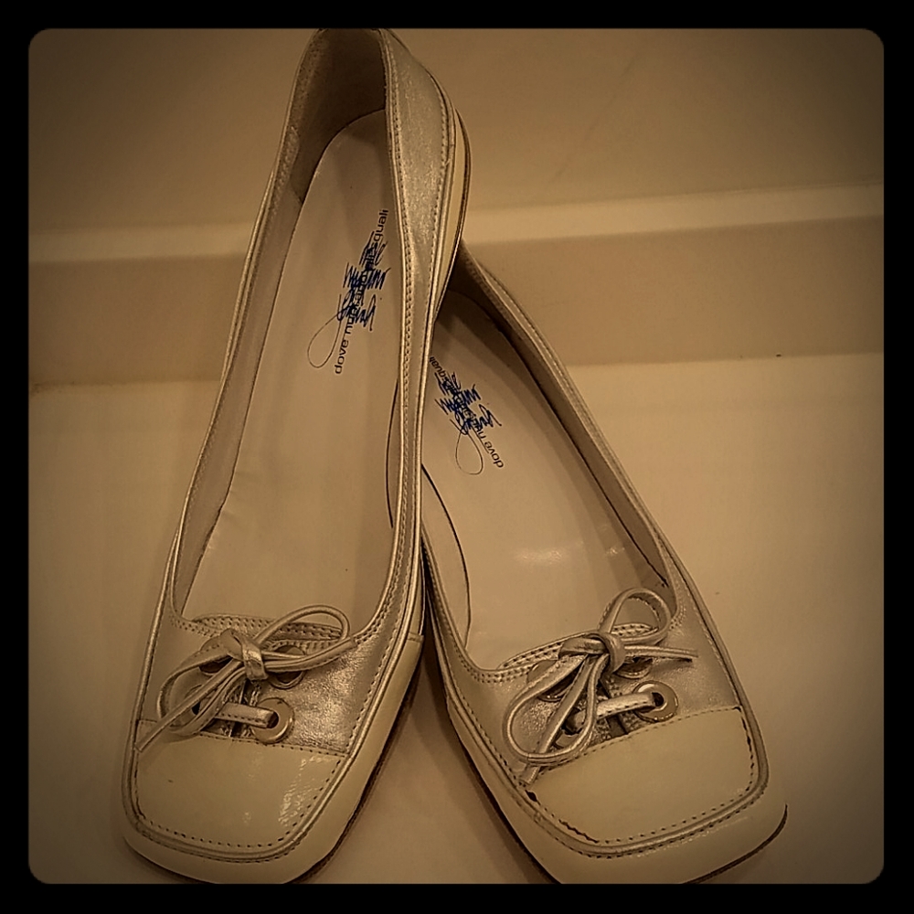 Kitten heel shoe